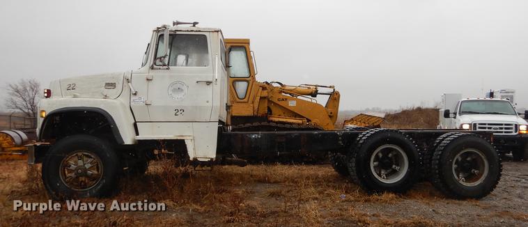 image for item J5533 1980 Ford 8000 truck cab and chassis