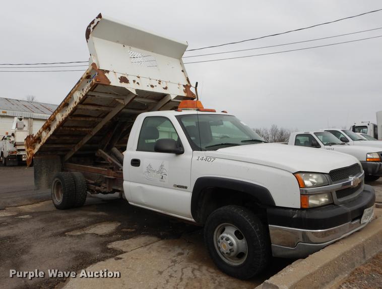 image for item J5537 2004 Chevrolet Silverado 3500 dump bed pickup truck