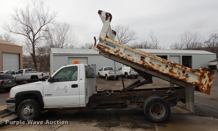 image for item J5537 2004 Chevrolet Silverado 3500 dump bed pickup truck