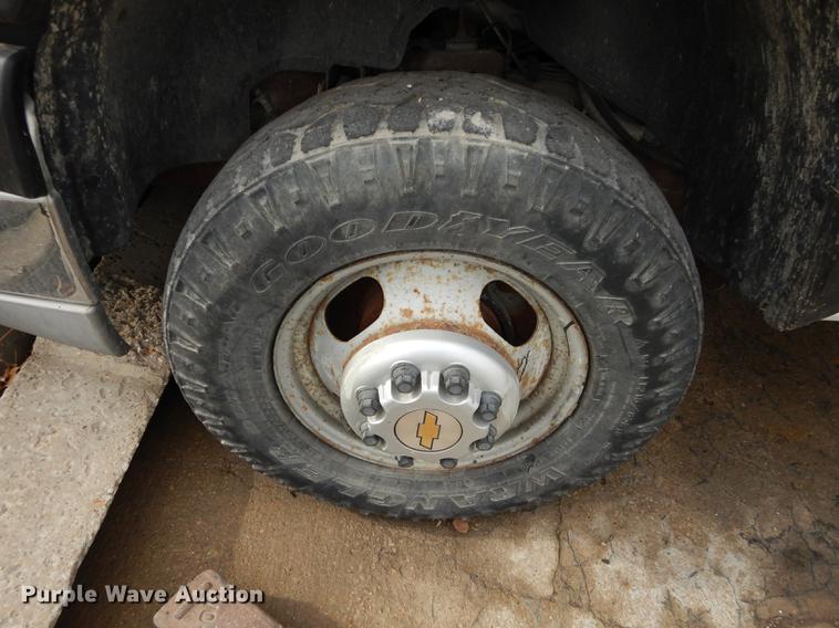 image for item J5537 2004 Chevrolet Silverado 3500 dump bed pickup truck