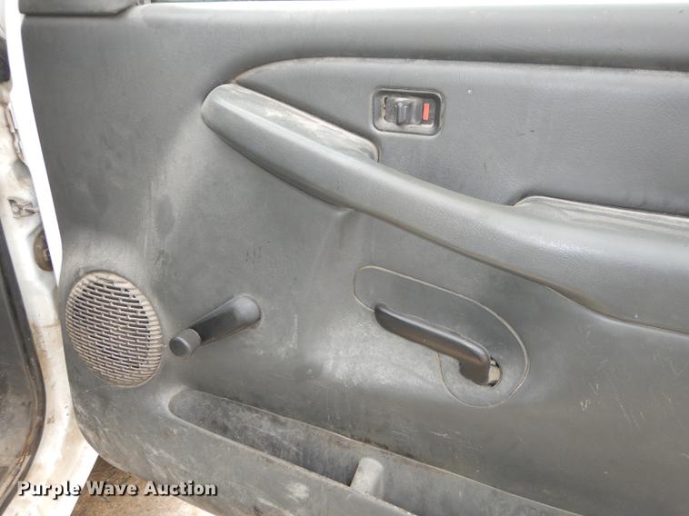 image for item J5537 2004 Chevrolet Silverado 3500 dump bed pickup truck