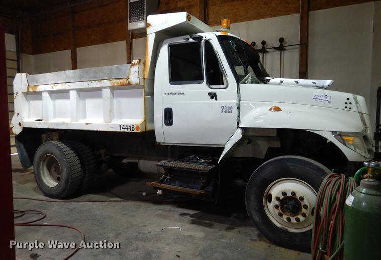 image for item J5539 2005 International 7300 dump truck