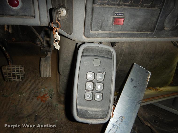 image for item J5539 2005 International 7300 dump truck