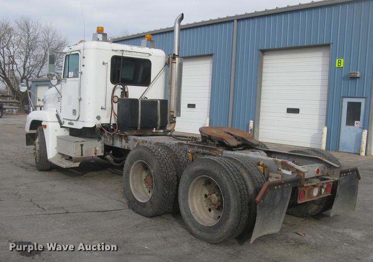image for item L2381 1996 Freightliner FLD120 semi truck