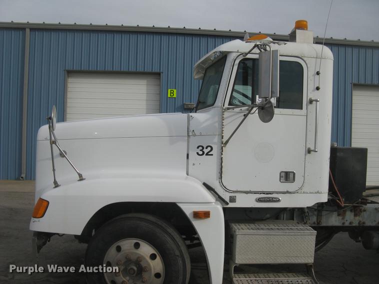 image for item L2381 1996 Freightliner FLD120 semi truck