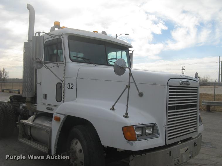 image for item L2381 1996 Freightliner FLD120 semi truck