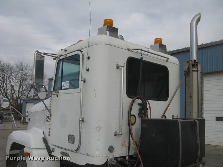 image for item L2381 1996 Freightliner FLD120 semi truck