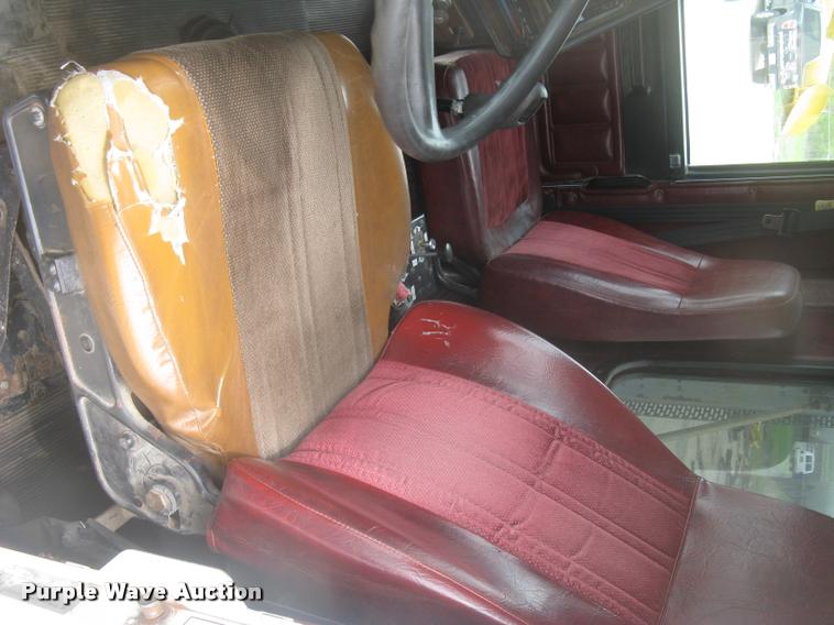 image for item L2381 1996 Freightliner FLD120 semi truck