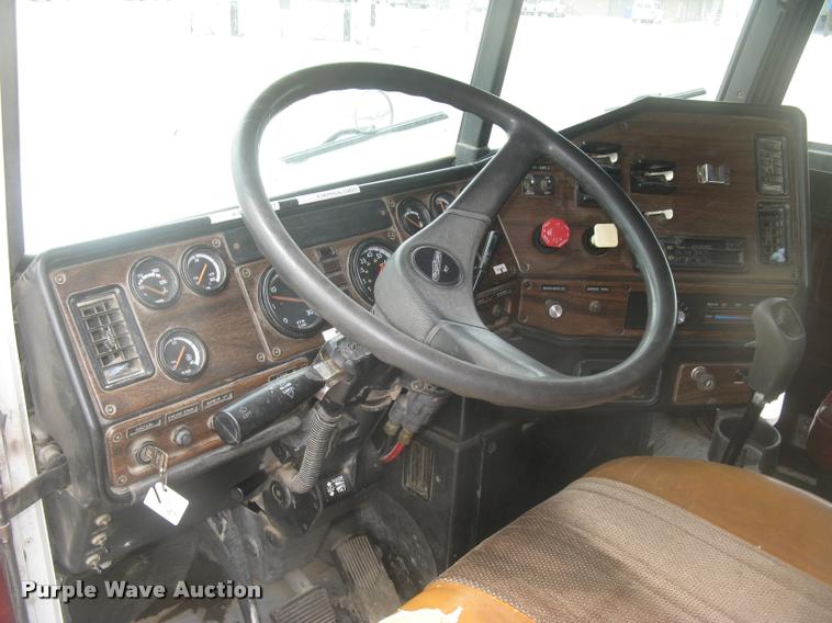 image for item L2381 1996 Freightliner FLD120 semi truck
