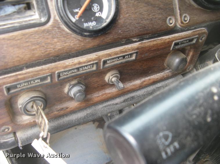 image for item L2381 1996 Freightliner FLD120 semi truck