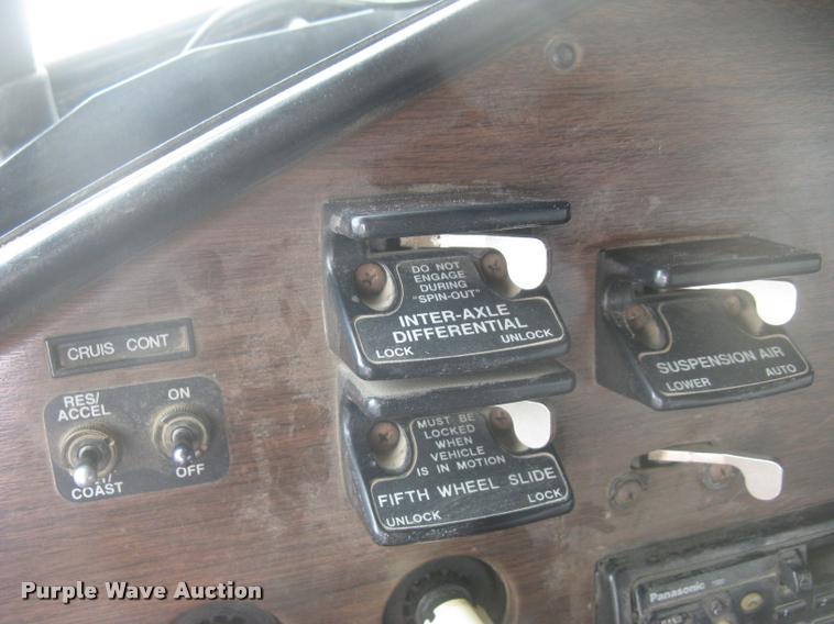 image for item L2381 1996 Freightliner FLD120 semi truck