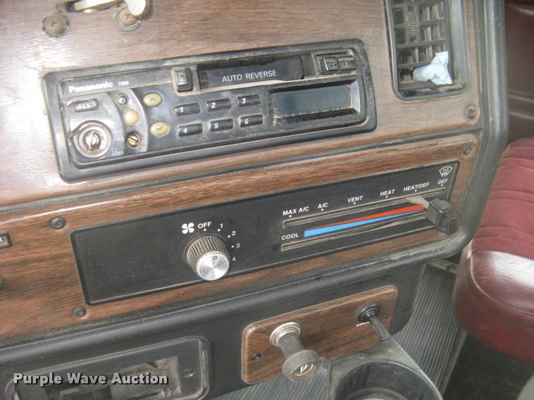 image for item L2381 1996 Freightliner FLD120 semi truck