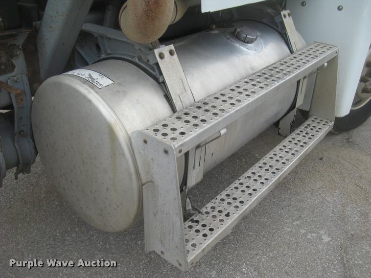 image for item L2381 1996 Freightliner FLD120 semi truck