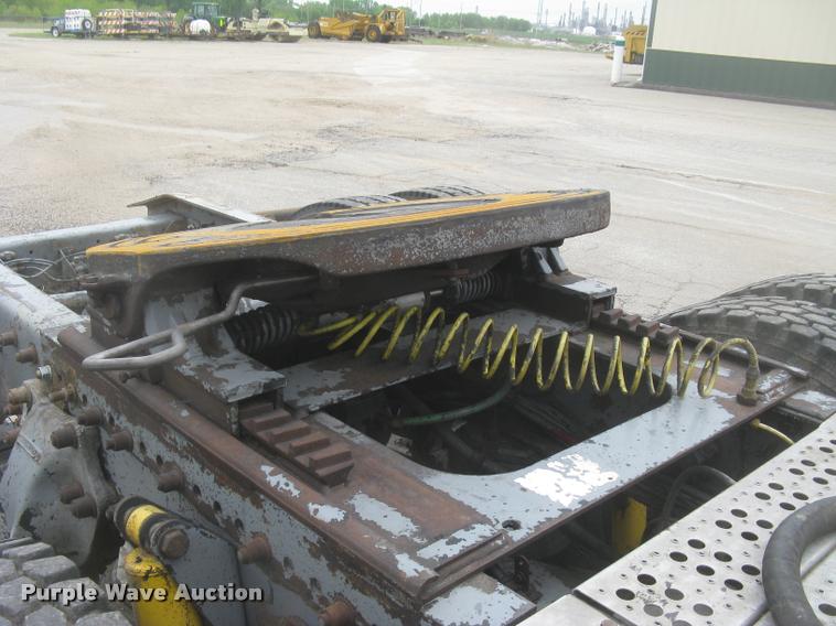 image for item L2381 1996 Freightliner FLD120 semi truck