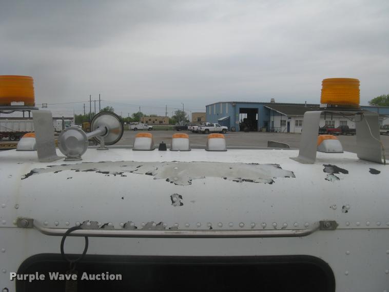 image for item L2381 1996 Freightliner FLD120 semi truck