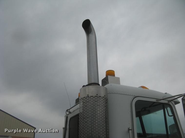 image for item L2381 1996 Freightliner FLD120 semi truck