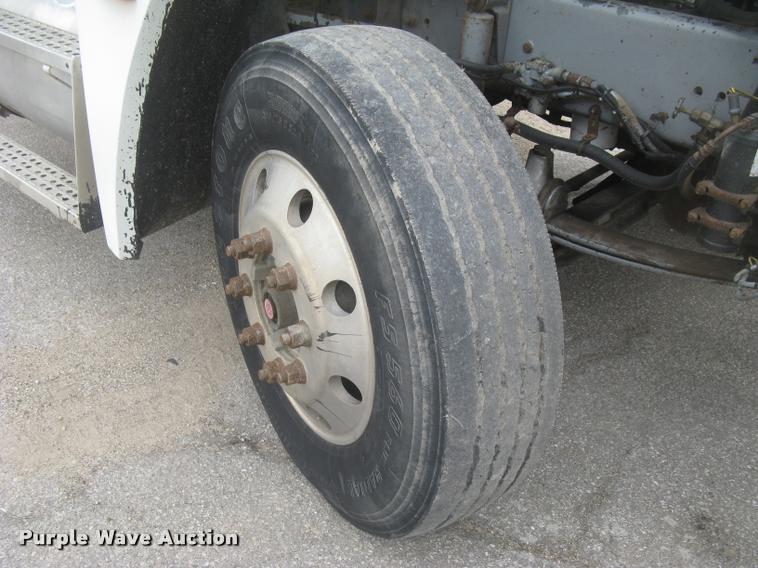 image for item L2381 1996 Freightliner FLD120 semi truck