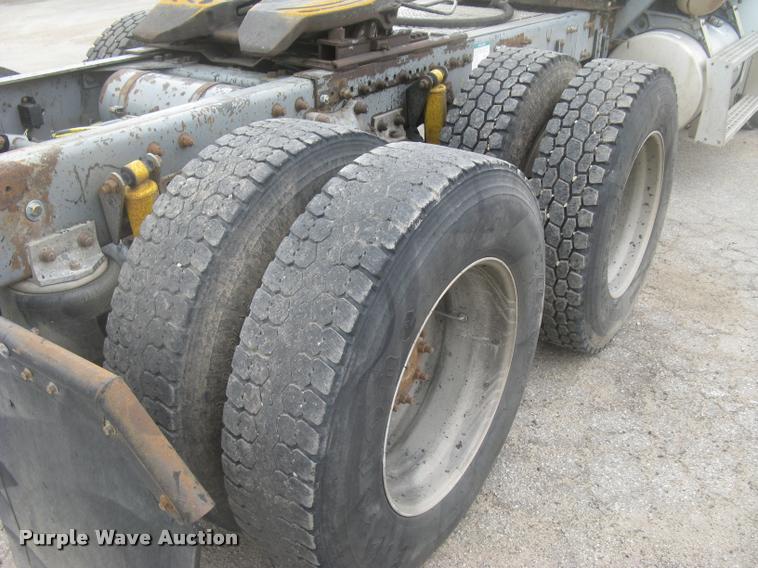 image for item L2381 1996 Freightliner FLD120 semi truck