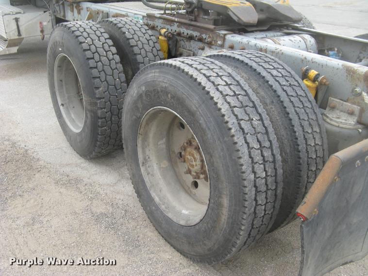 image for item L2381 1996 Freightliner FLD120 semi truck