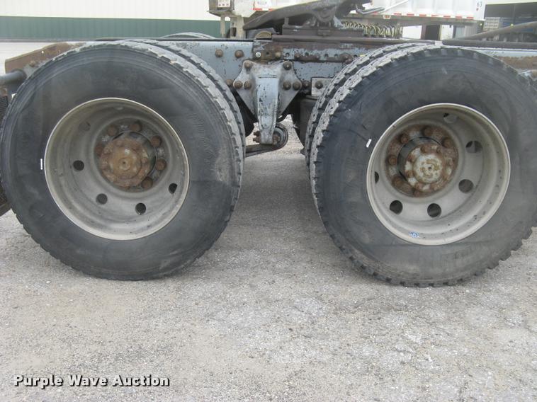 image for item L2381 1996 Freightliner FLD120 semi truck