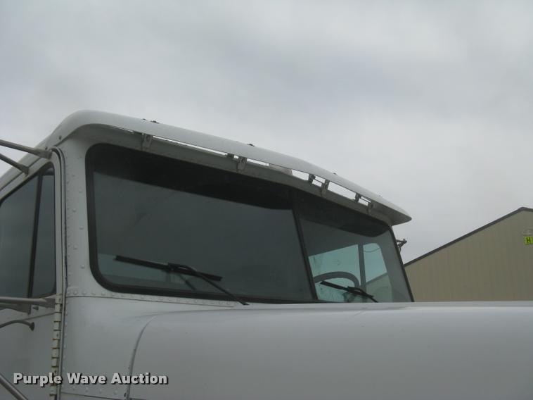 image for item L2381 1996 Freightliner FLD120 semi truck