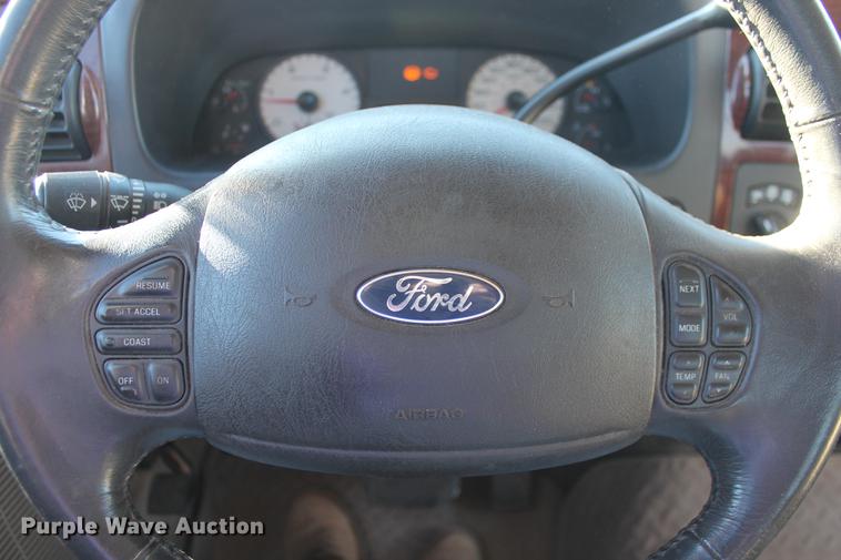 image for item DB5071 2007 Ford F250 Super Duty Lariat Crew Cab pickup truck