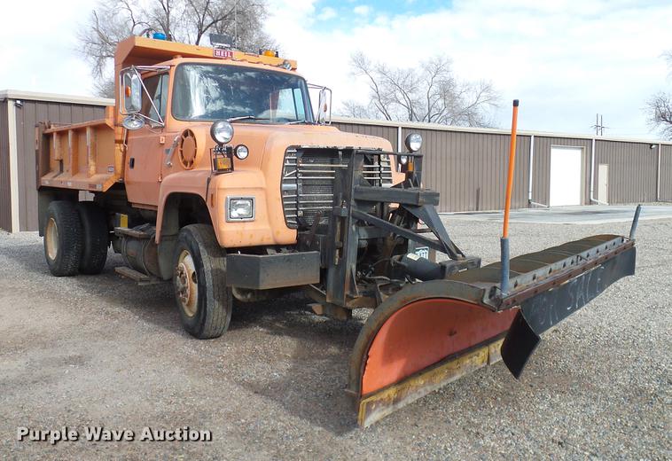 image for item DD1378 1993 Ford L8000 dump truck