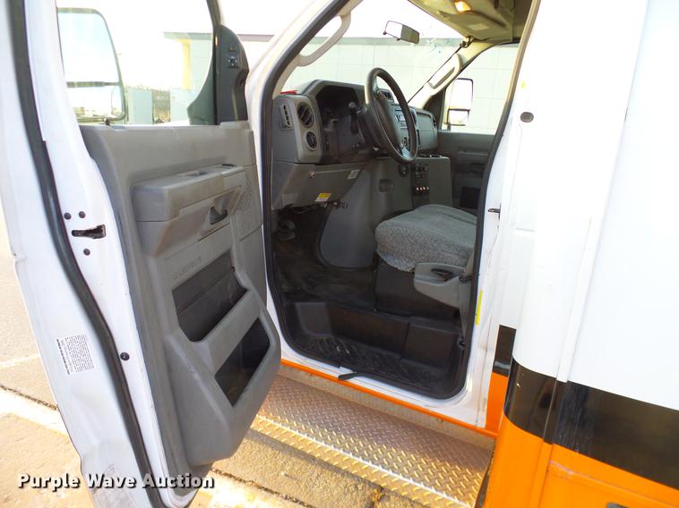 image for item DD1423 2009 Ford Econoline E450 shuttle bus