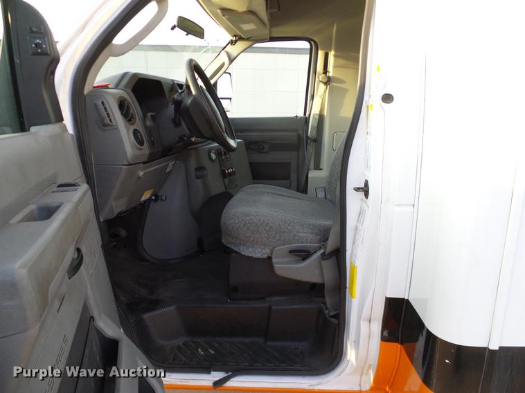 image for item DD1423 2009 Ford Econoline E450 shuttle bus