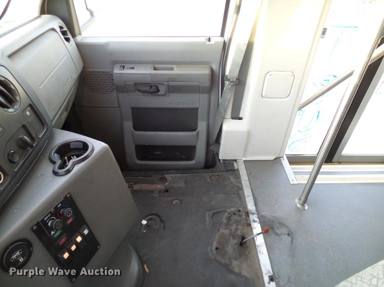 image for item DD1423 2009 Ford Econoline E450 shuttle bus