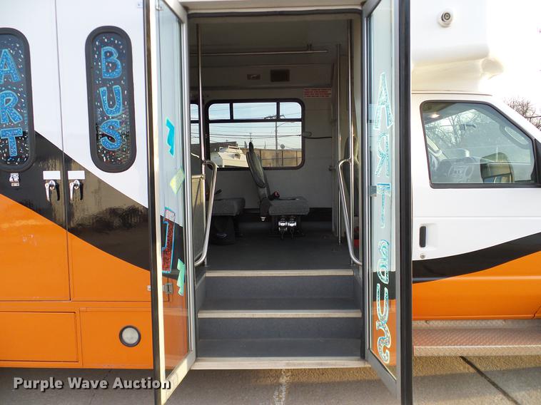 image for item DD1423 2009 Ford Econoline E450 shuttle bus