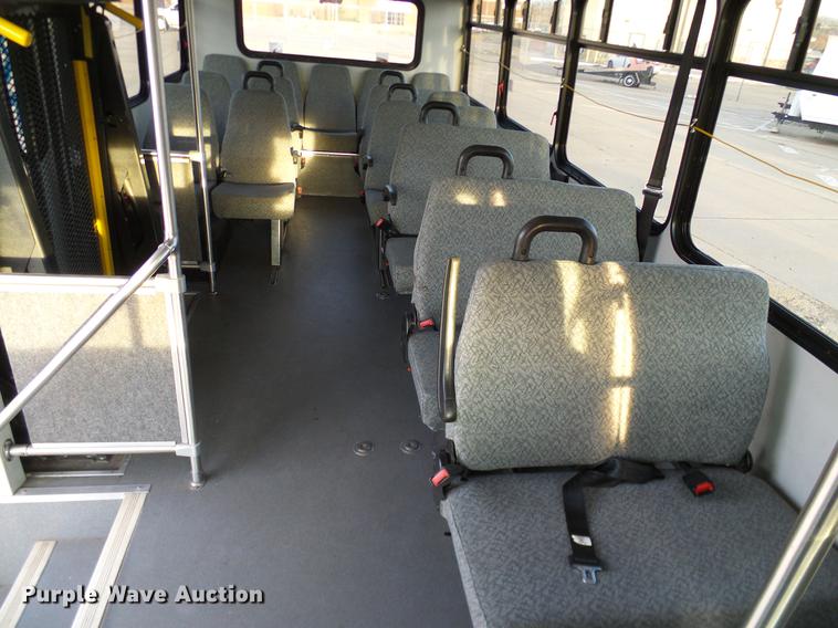 image for item DD1423 2009 Ford Econoline E450 shuttle bus