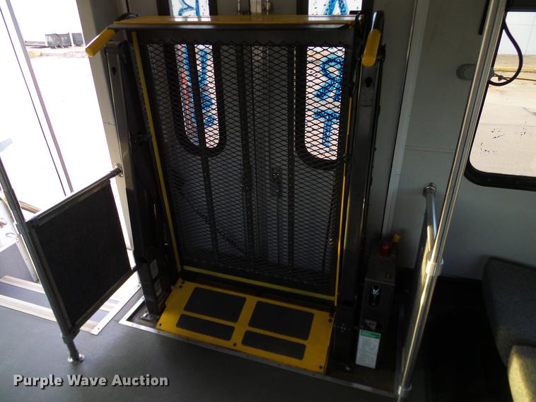 image for item DD1423 2009 Ford Econoline E450 shuttle bus