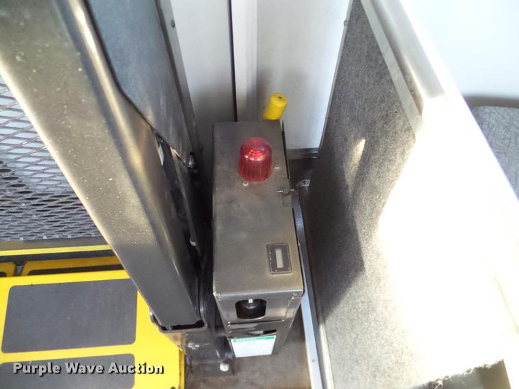 image for item DD1423 2009 Ford Econoline E450 shuttle bus