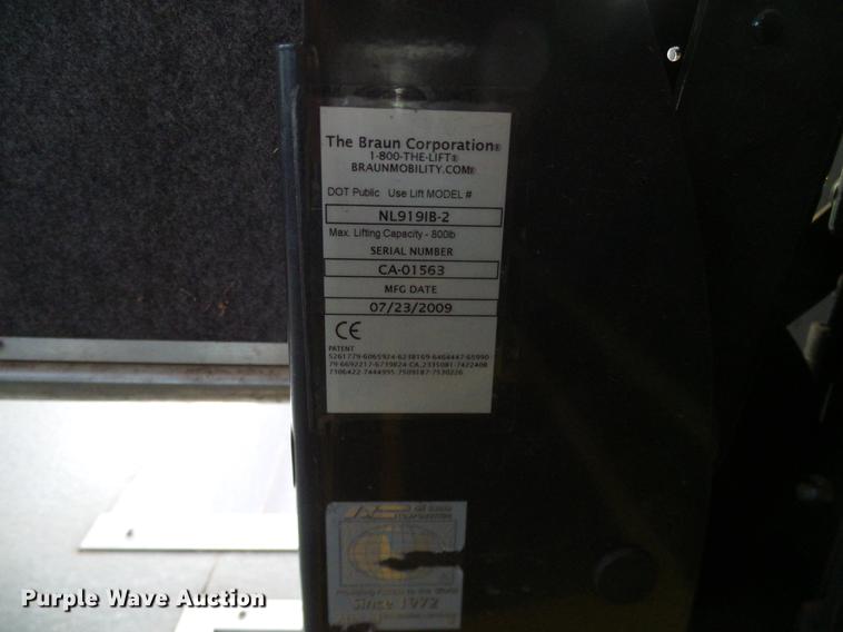 image for item DD1423 2009 Ford Econoline E450 shuttle bus