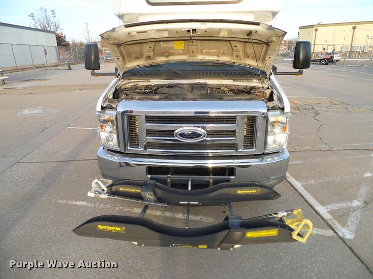 image for item DD1423 2009 Ford Econoline E450 shuttle bus