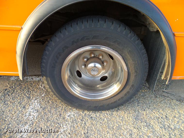 image for item DD1423 2009 Ford Econoline E450 shuttle bus