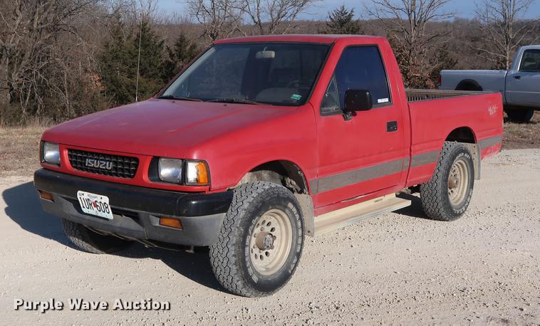 image for item DD9561 1991 Isuzu pickup truck
