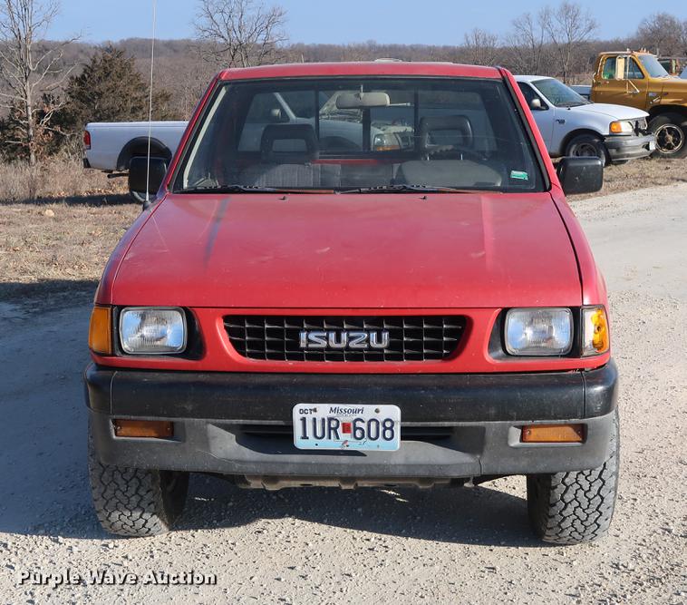 image for item DD9561 1991 Isuzu pickup truck