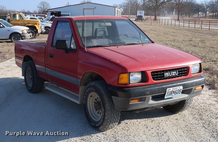 image for item DD9561 1991 Isuzu pickup truck
