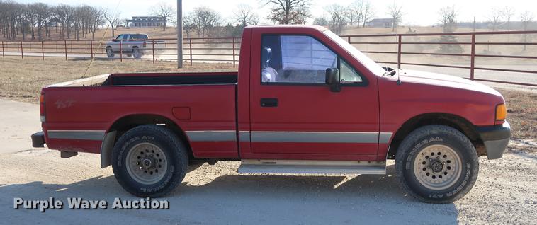 image for item DD9561 1991 Isuzu pickup truck