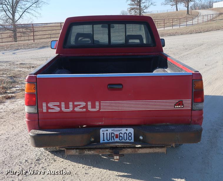 image for item DD9561 1991 Isuzu pickup truck