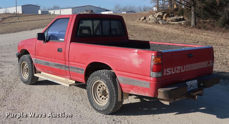 image for item DD9561 1991 Isuzu pickup truck
