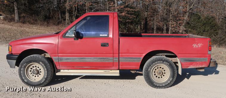 image for item DD9561 1991 Isuzu pickup truck