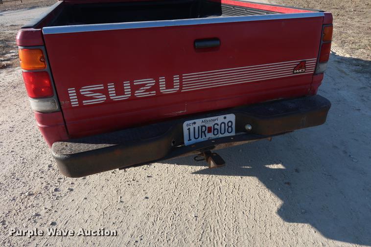 image for item DD9561 1991 Isuzu pickup truck