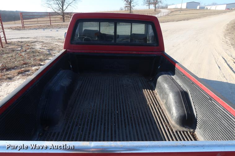 image for item DD9561 1991 Isuzu pickup truck