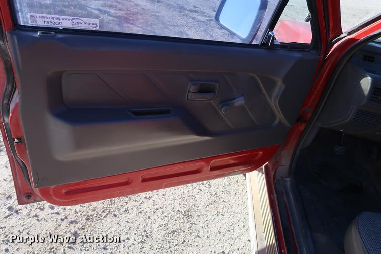 image for item DD9561 1991 Isuzu pickup truck