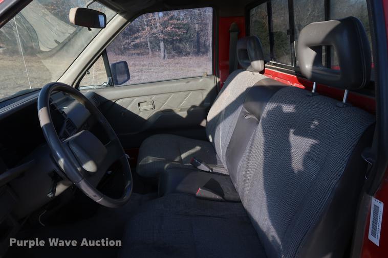 image for item DD9561 1991 Isuzu pickup truck