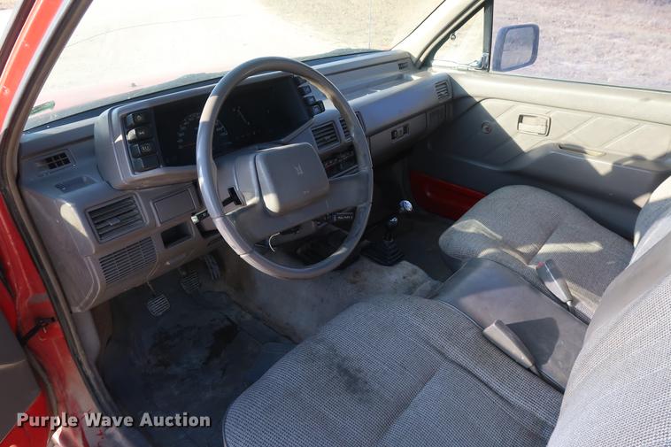 image for item DD9561 1991 Isuzu pickup truck