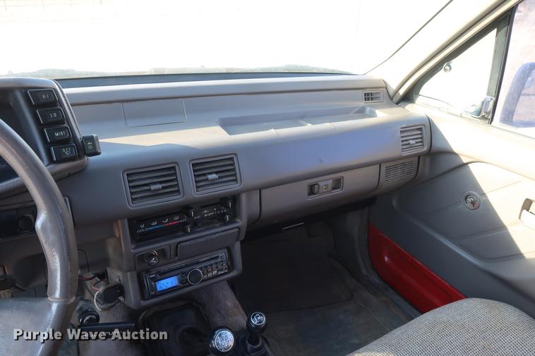 image for item DD9561 1991 Isuzu pickup truck